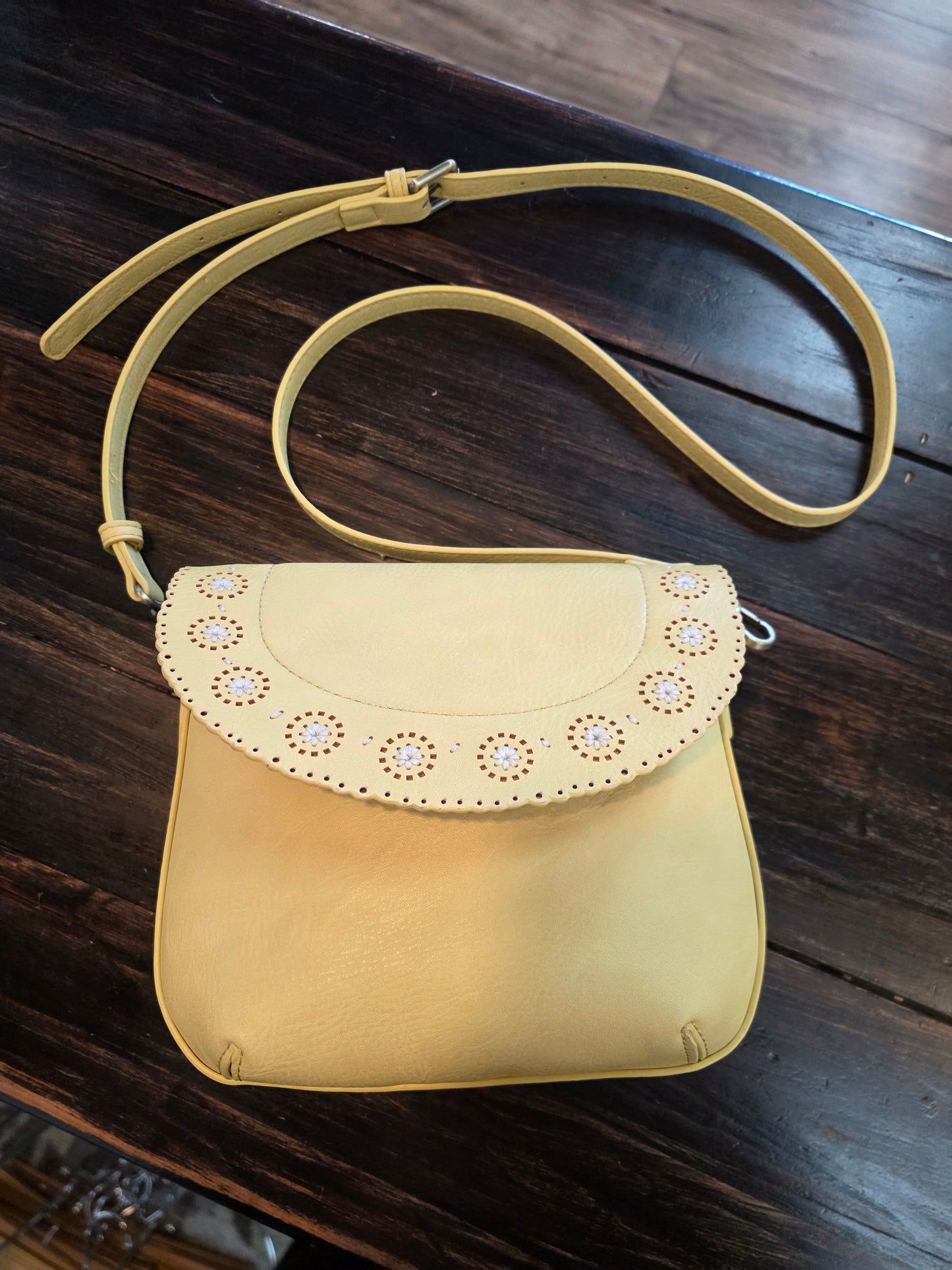 Daisy Flap Crossbody